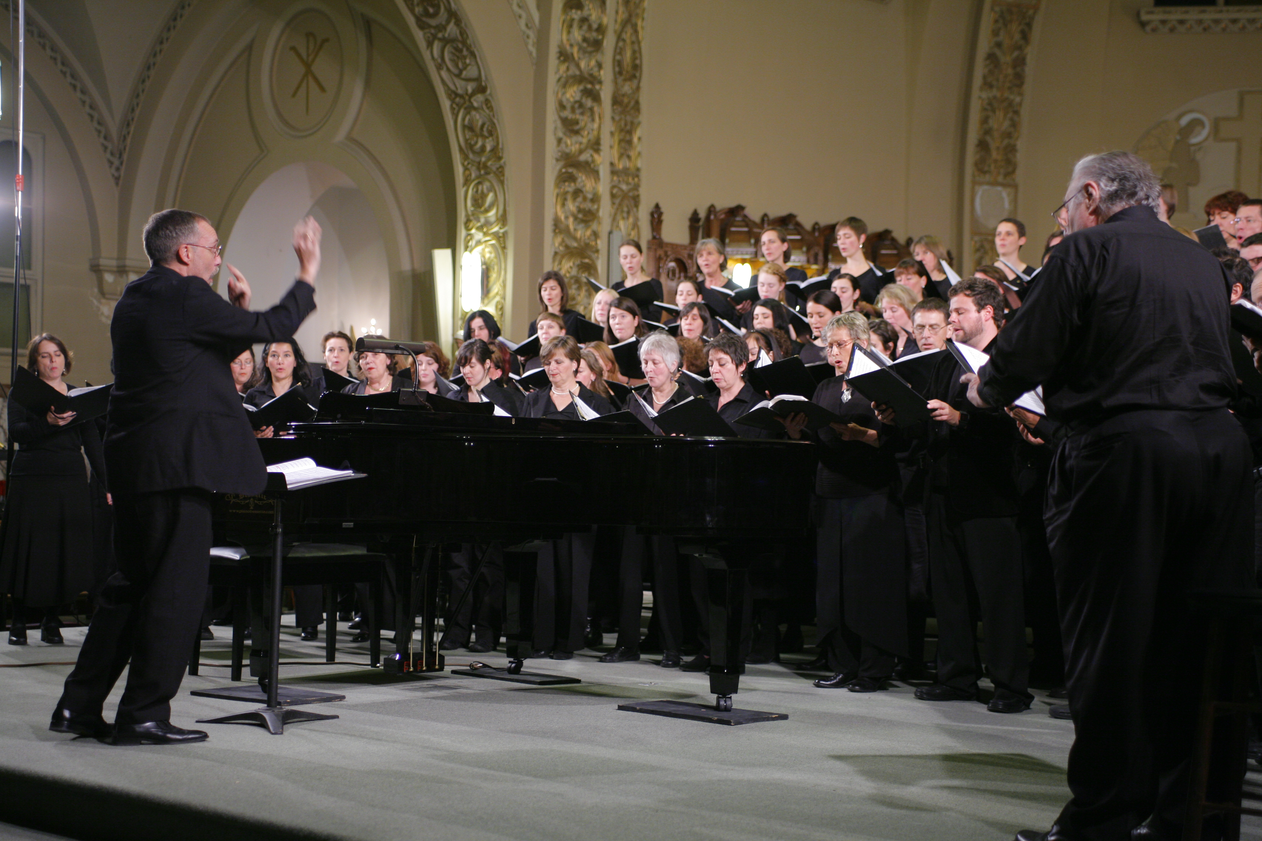 L'Ensemble vocal les Jongleurs et le Vocal-Concertisten dirigé par le chef allemand Kristian Commichau