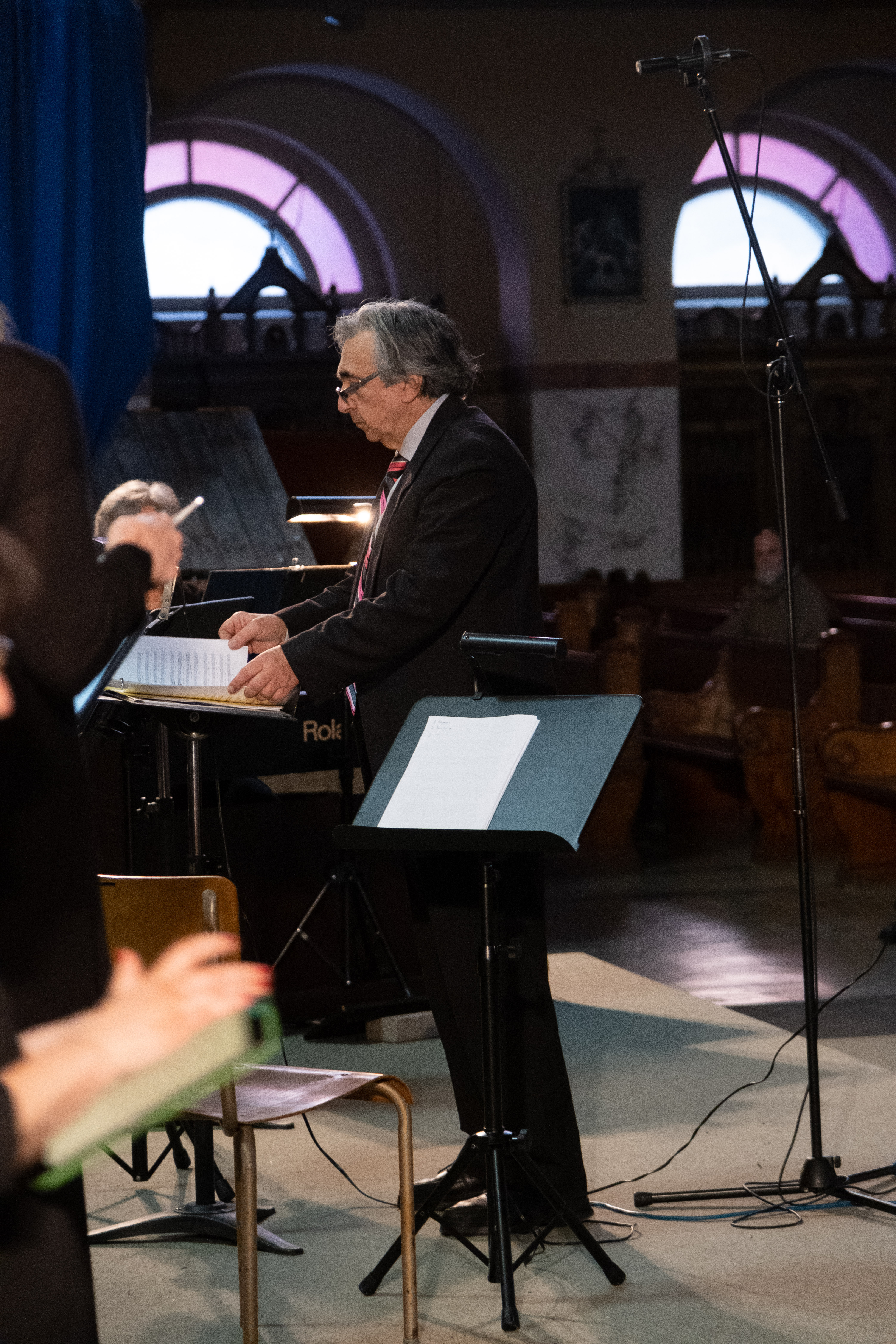 Le chef Andrei Bedros lors du concert "Nuit de paie et de joie!" du 18 décembre 2022