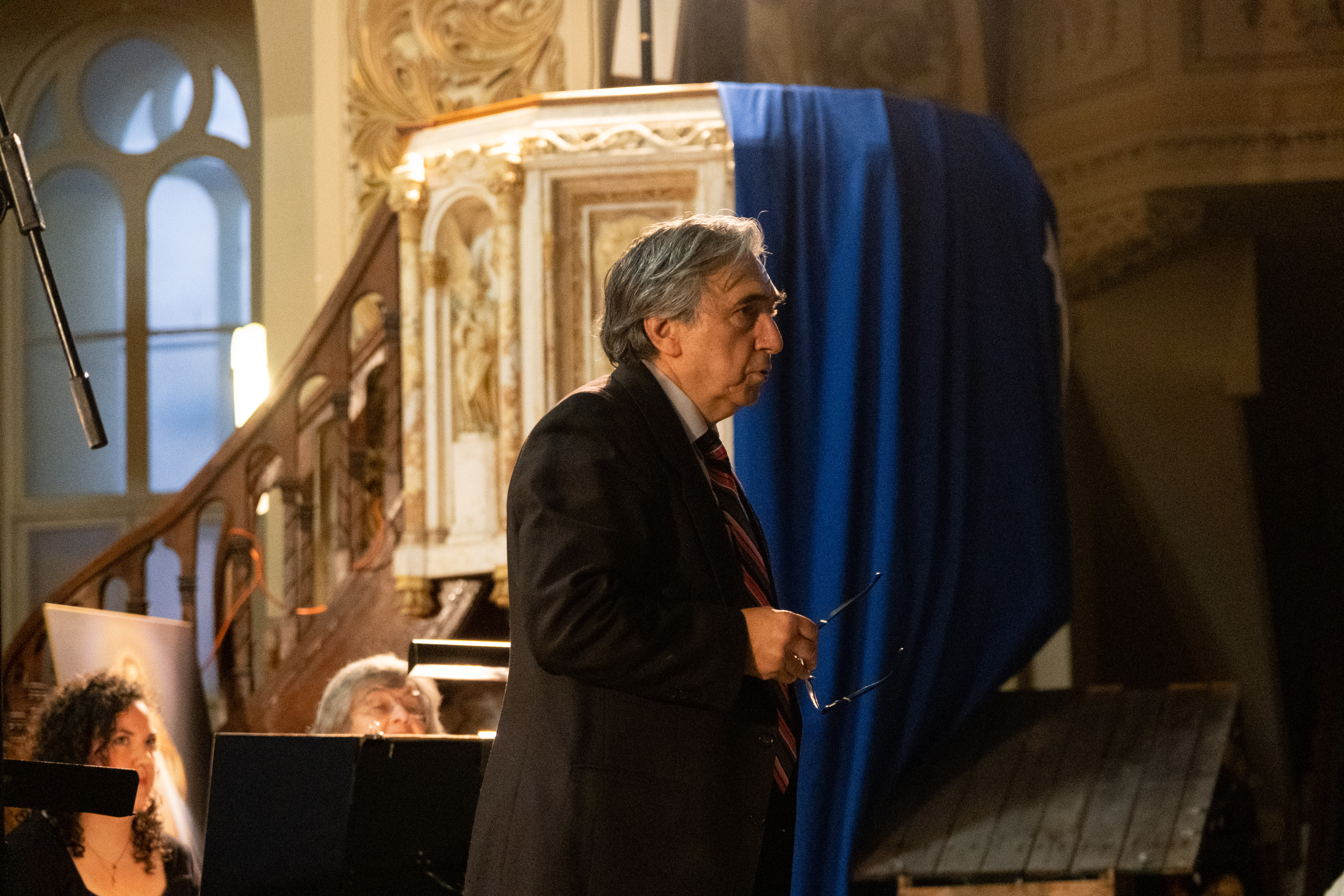 Le chef de chœur Andrei Bedros lors du concert "Nuit de paie et de joie!" du 18 décembre 2022