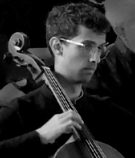 portrait du violoncelliste Arthur Prieur en noir et blanc